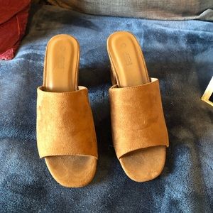 Arden’s size 9 brown suede block heel